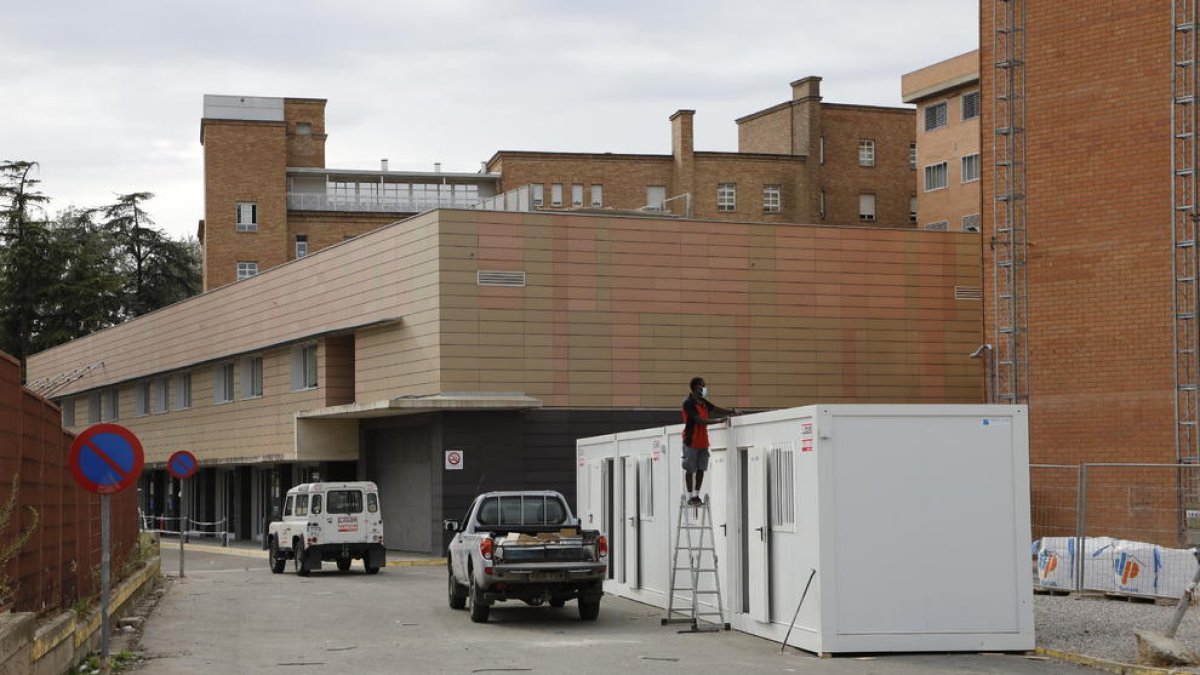 Els mòduls que substitueixen la carpa al costat d’Urgències de l’Arnau.