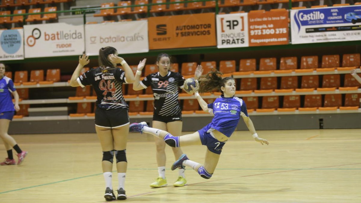 La lleidatana Anna Recasens es disposa a llançar porteria.