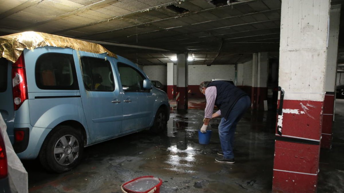 A la izquierda, el estado en que se encuentra el parking por las filtraciones de agua. A la derecha, el agujero de donde procede la fuga.