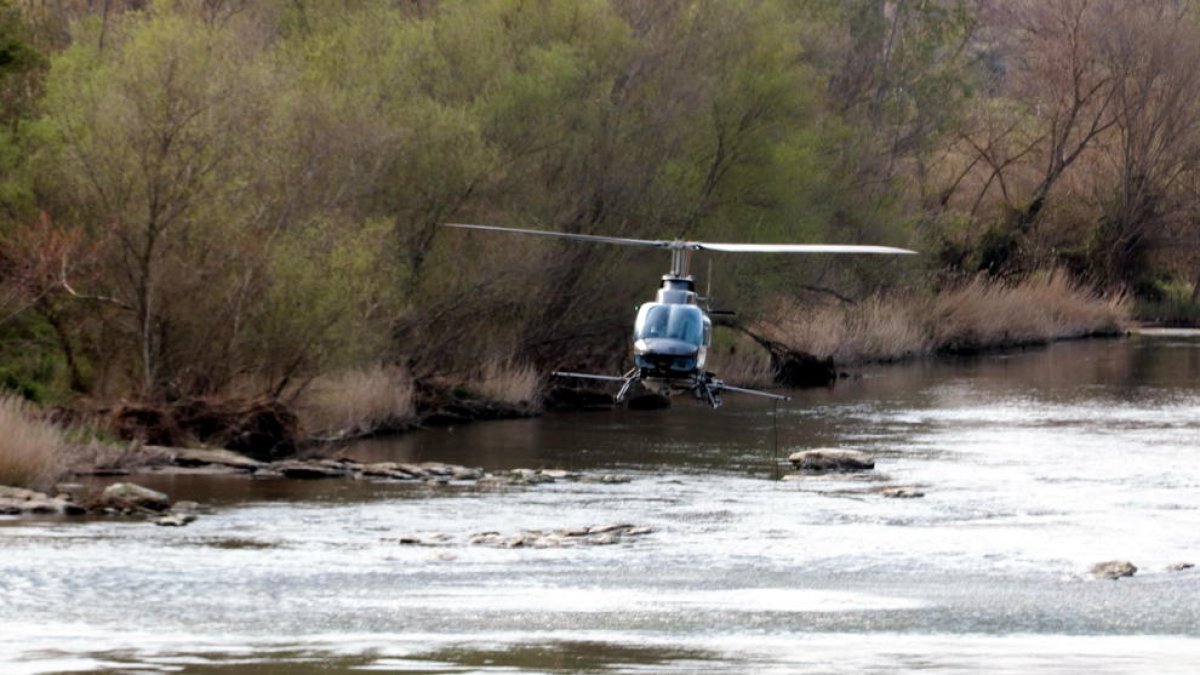 El helicóptero del COPATE fumigando contra a mosca negra en el río Segre, cerca de la depuradora de Lleida.