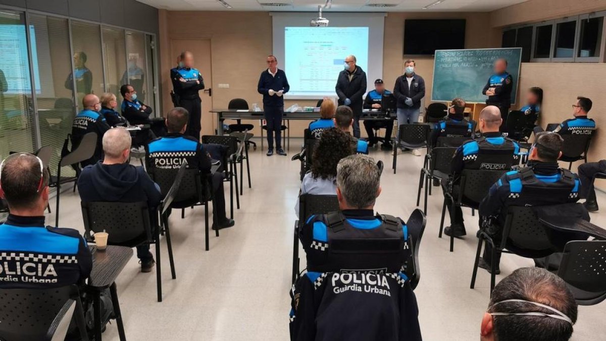 El alcalde de Lleida, Miquel Pueyo, ha asistido hoy al briefing de la mañana de la Guardia Urbana con los mandos y agentes de servicio
