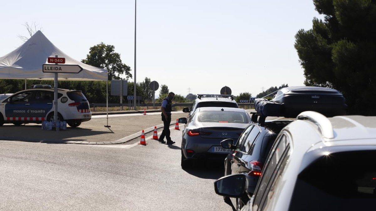 Un control de los Mossos este mes de julio en las carreteras de Lleida.