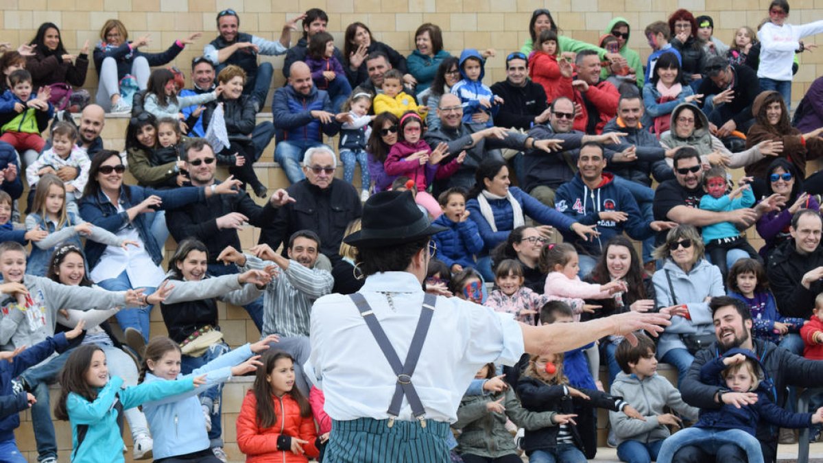 passar la gorra. El públic del Buuuf! s’acosta a Alcoletge amb les butxaques plenes de canvi per pagar als artistes.