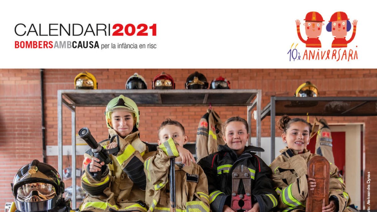 El calendari solidari Bombers amb Causa compleix 10 anys