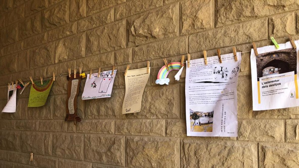 Els missatges que han anat penjant els veïns de Montgai al Portal del Migdia.