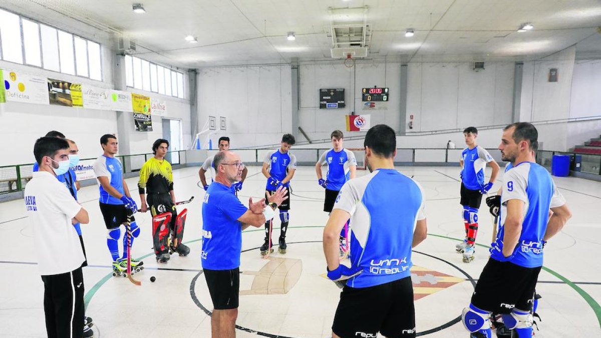 Albert Folguera dóna instruccions als seus jugadors, ahir durant la primera sessió de treball a Bell-lloc.