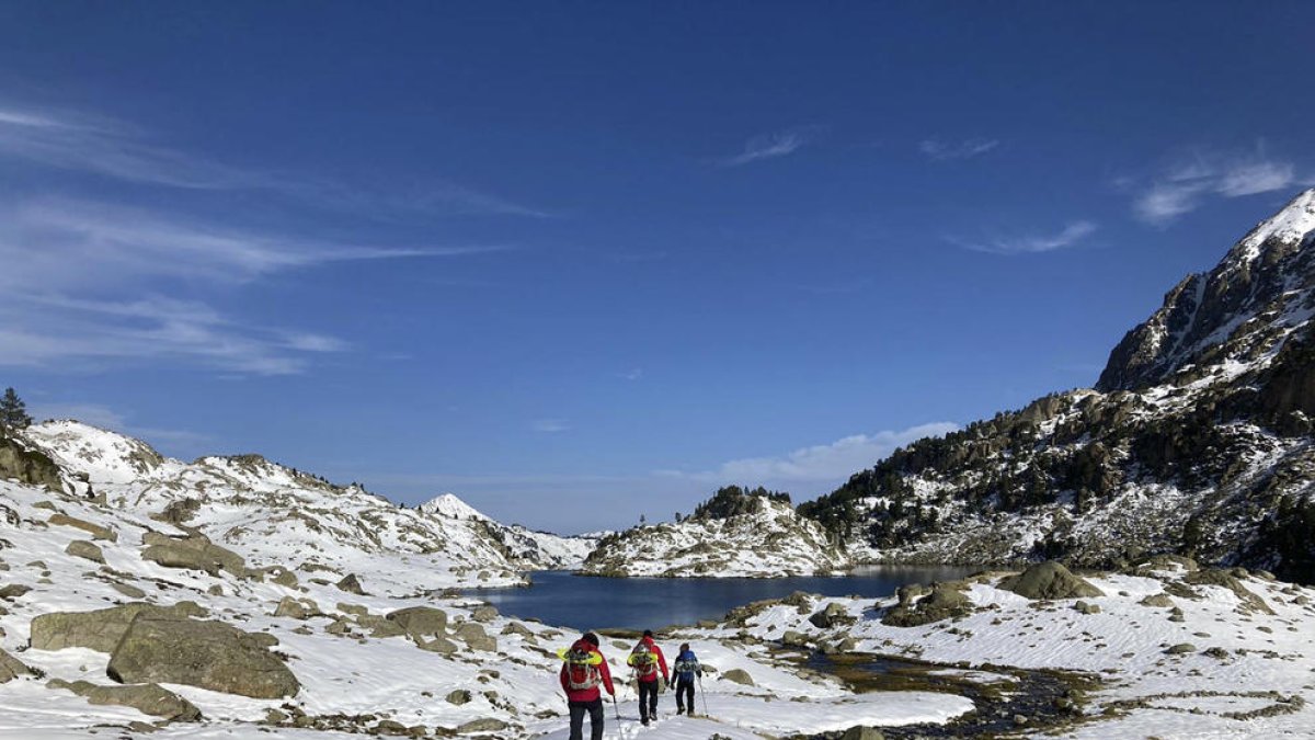 Els cossos van ser trobats al migdia per agents de muntanya dels Mossos i GRAE dels Bombers.
