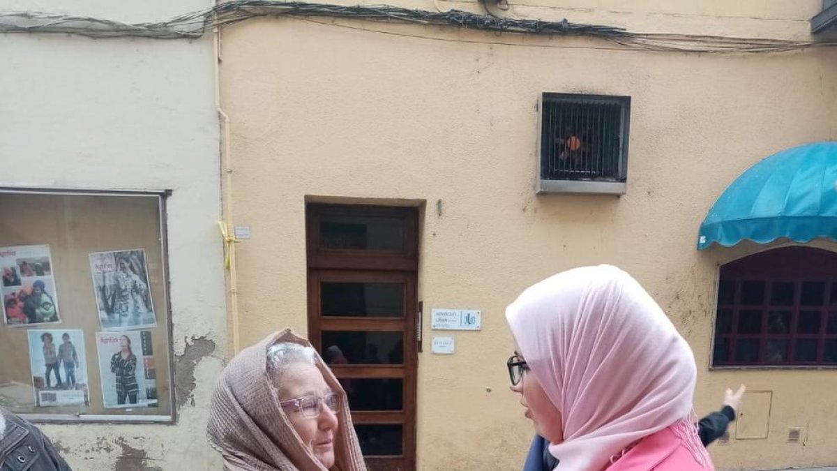 Una dona en plena activitat ‘Prova’t el hijab’.
