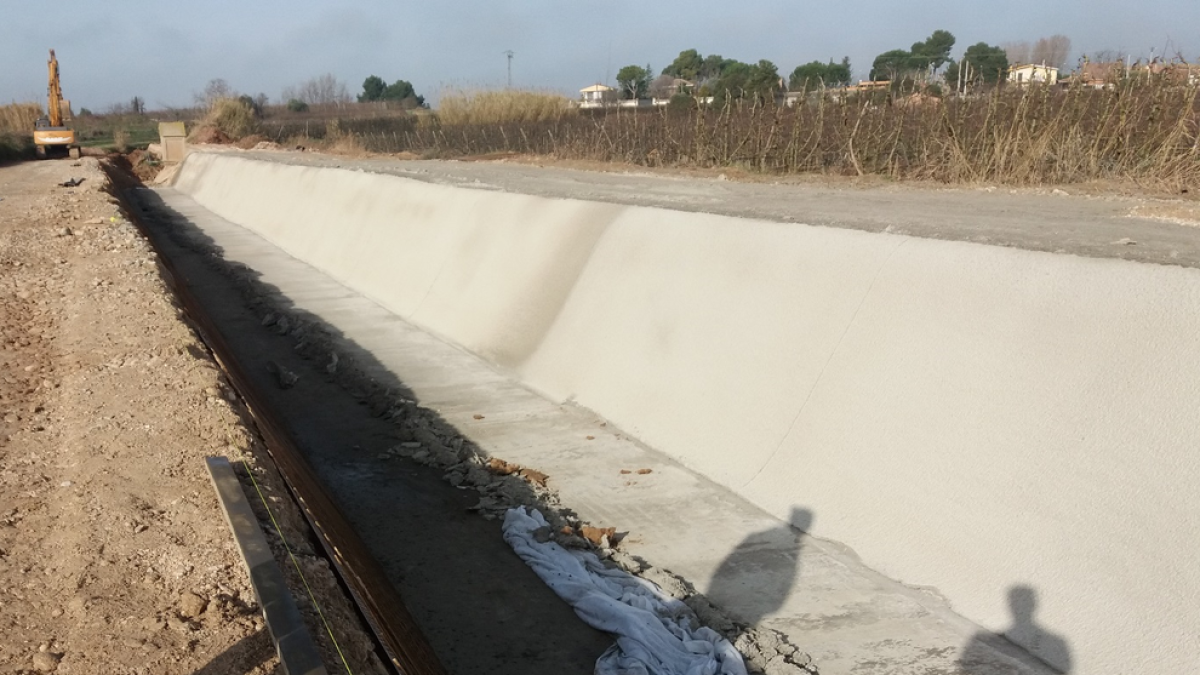 Reconstrucció de la banqueta del canal Auxiliar a Puigverd de Lleida després de revestir-la de formigó.