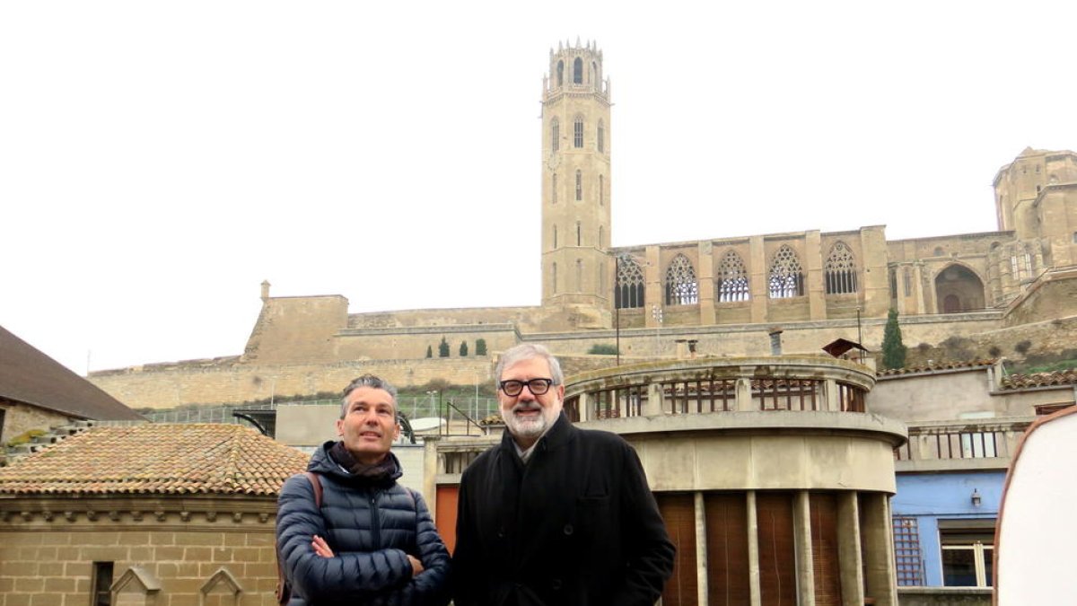Larrosa, ayer con el presidente de los API, Josep Maria Esteve, visitando una promoción del Barri Antic.