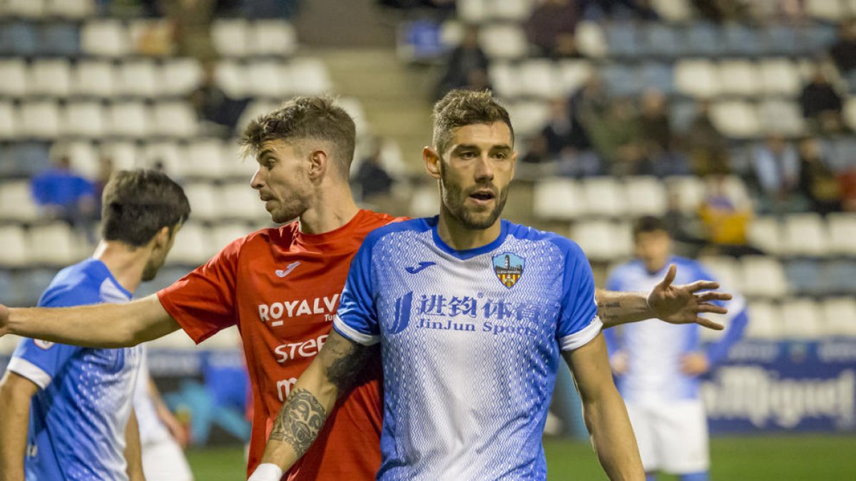 Adri León, durant un partit d’aquesta temporada amb el Lleida Esportiu.