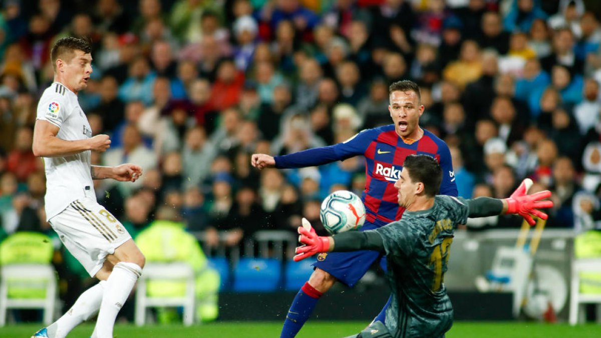 El porter belga, que va ser providencial a la primera part, desvia amb el braç esquerre una rematada del brasiler Arthur Melo.