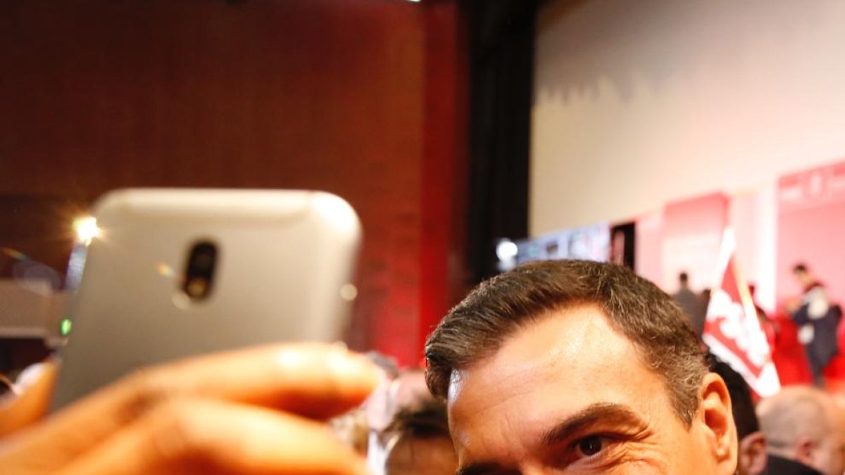 Sánchez posa per a un ‘selfie’ abans del míting a Saragossa.