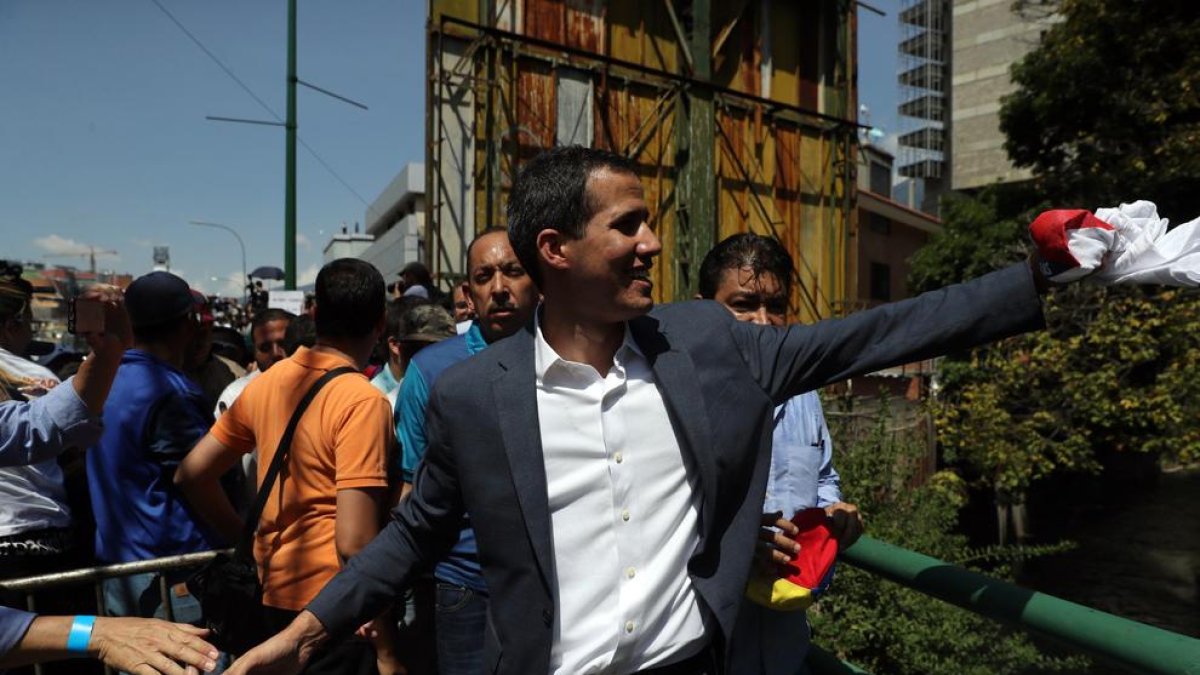 Guaidó es va trobar acompanyat per milers de persones als carrers de Caracas.