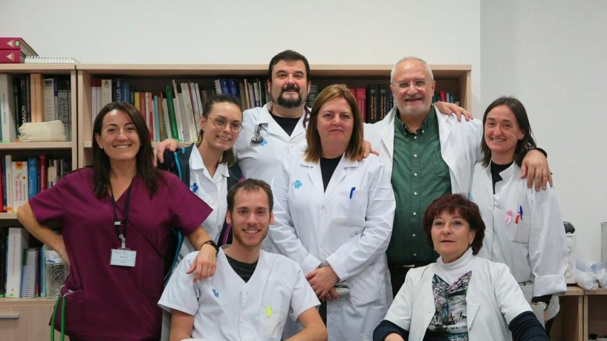 Coll, a dalt a la dreta, en una foto amb els companys del CAP.
