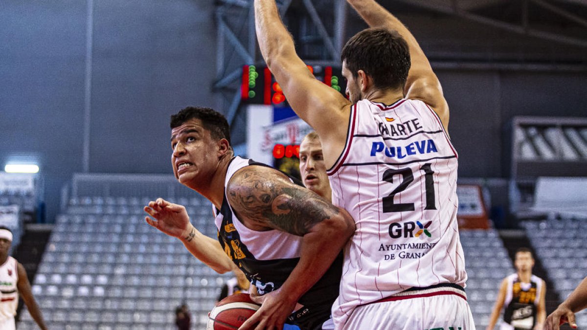 Michael Buchanan, defensat per Iriarte, va mostrar amb més regularitat el seu potencial sota cèrcol.