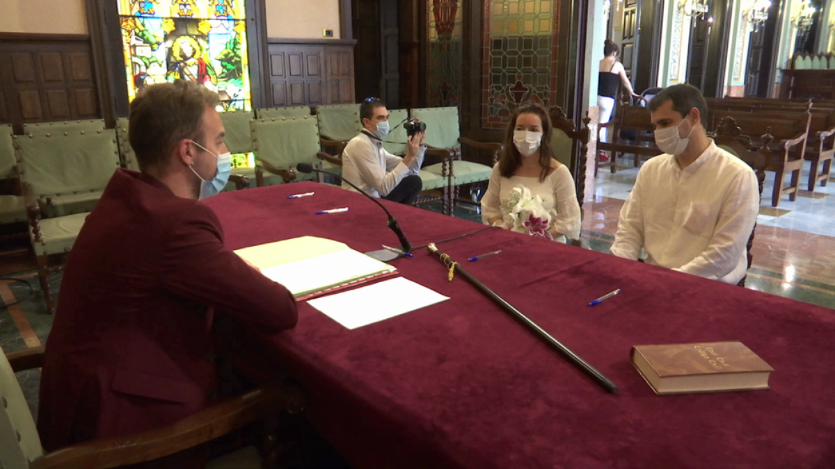 Vista de una ceremonia nupcial celebrada el sábado en la Paeria, las primeras en la desescalada.