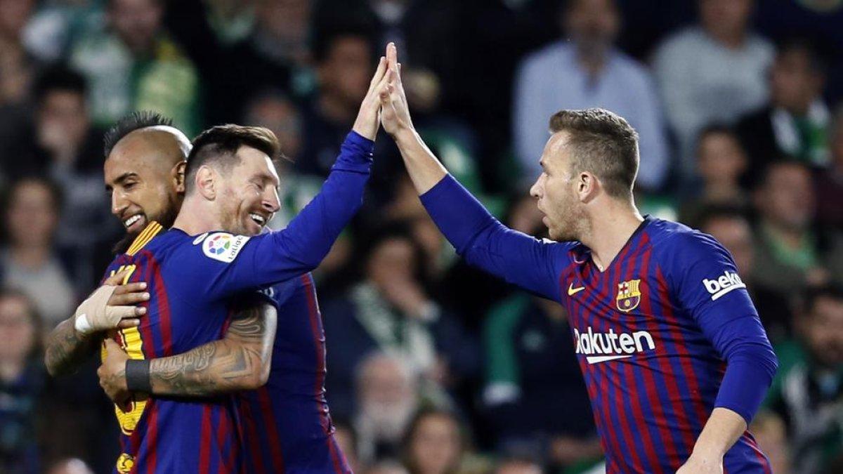 Messi rep la felicitació d’Arturo Vidal i de Jordi Alba durant el partit de dimecres.