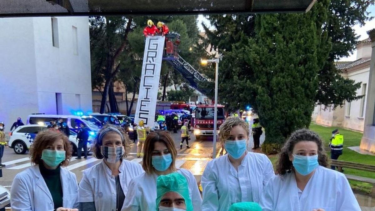 Els cossos de seguretat van homenatjar ahir els professionals de l’hospital Santa Maria.