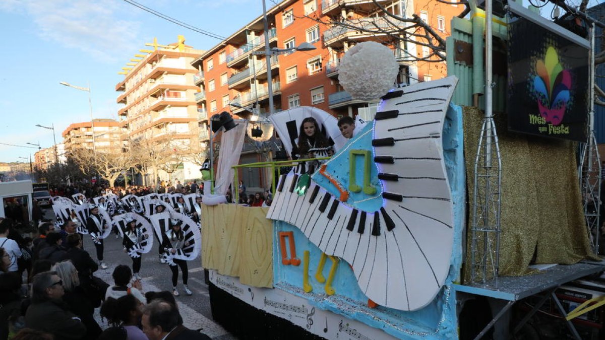 La desfilada de carrosses i comparses va omplir la rambla d’Almacelles ahir a la tarda durant la tradicional Festa de l’Aigua.