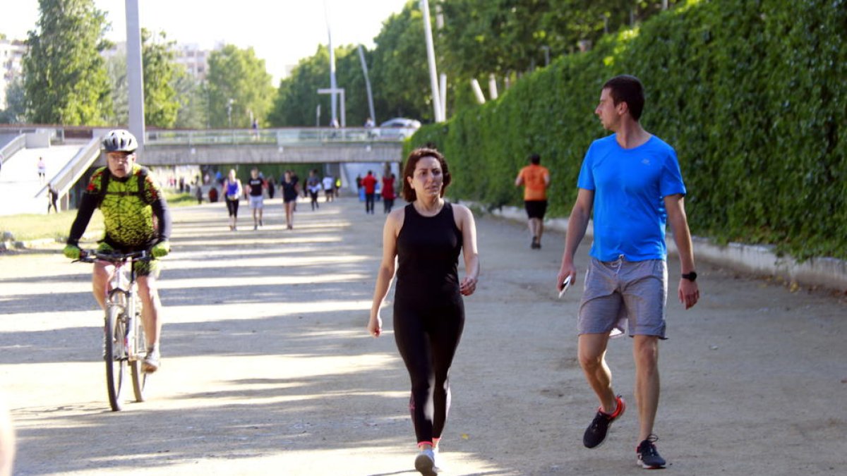Imatge insòlita a la vora del riu a Lleida amb una gran afluència de veïns fent esport i passejant
