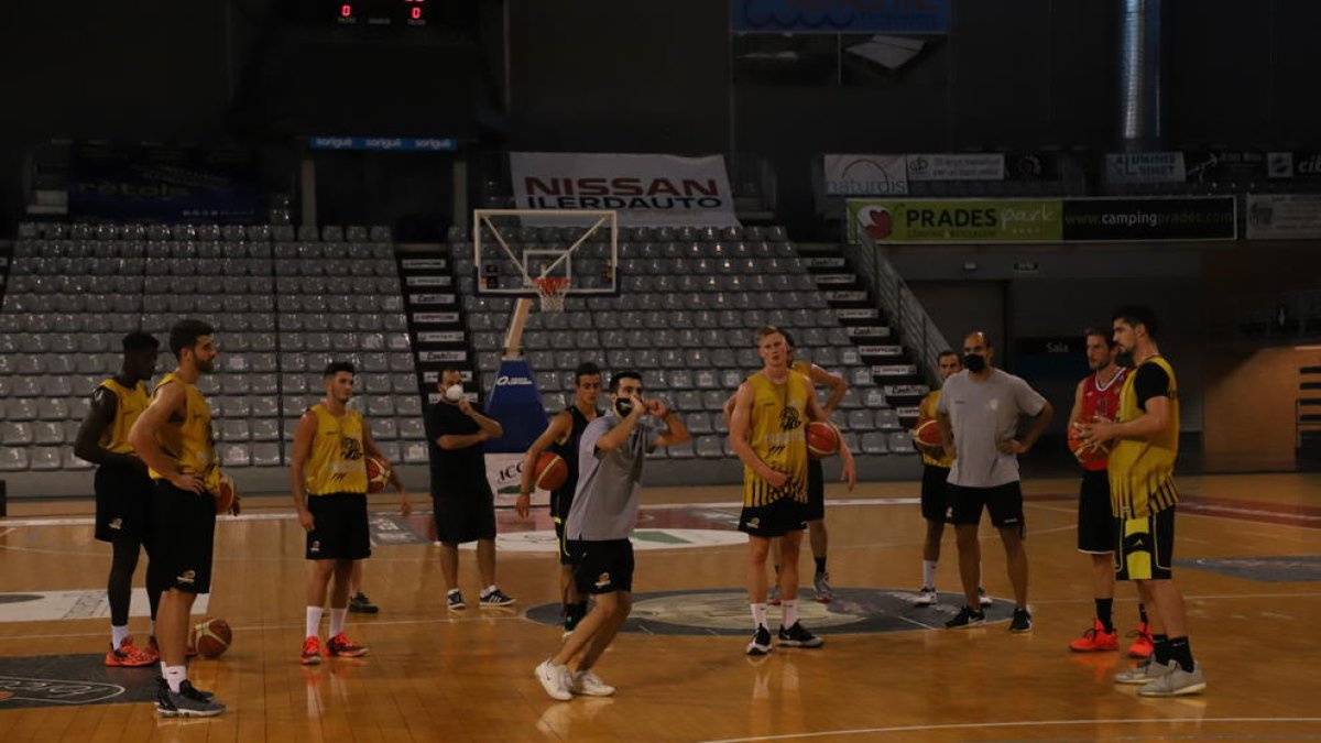 David Efambé, a la izquierda, ya entrena con el Pardinyes.