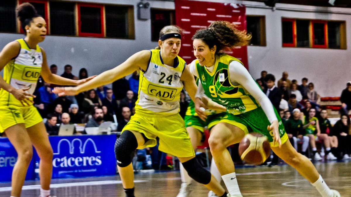 Sydney Wiese, la millor ahir del partit, intenta defensar Laura Ferreira.