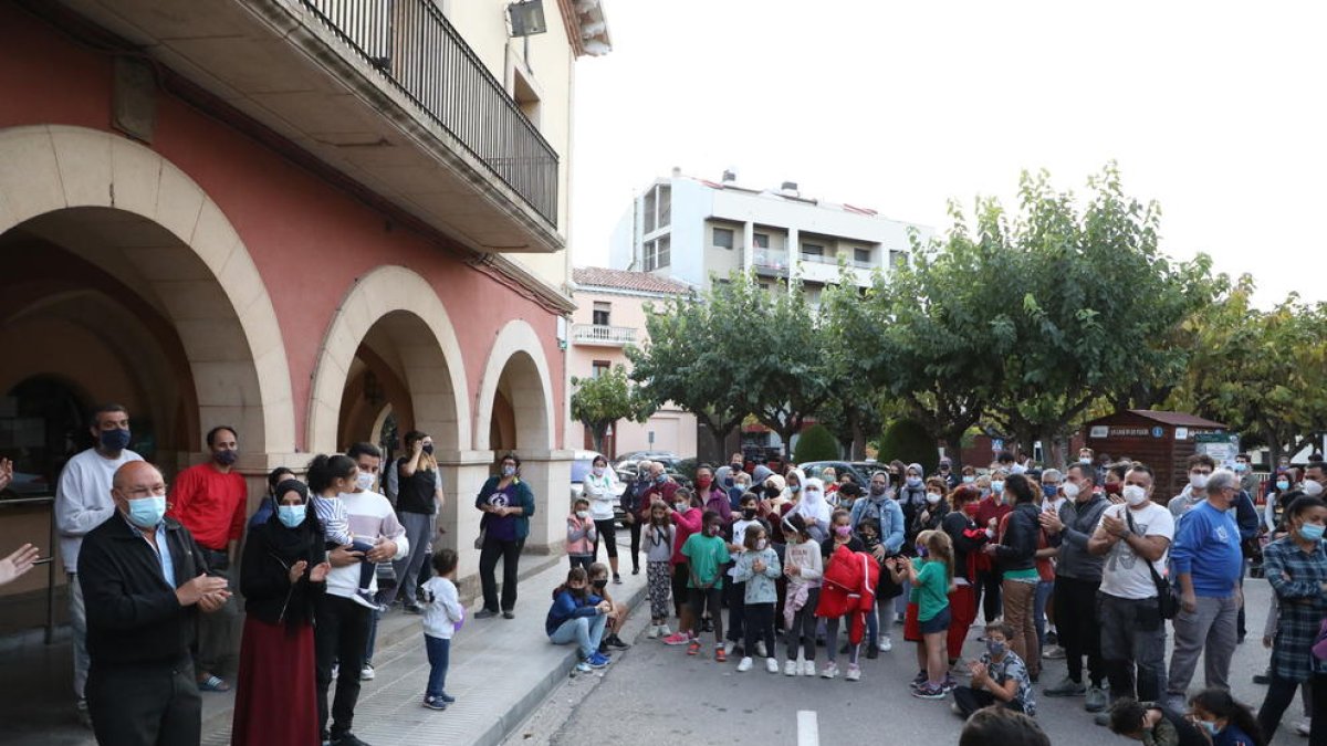 Concentració ahir a Artesa en suport a Ayah Dahmani, que apareix a l’esquerra amb la seua família.