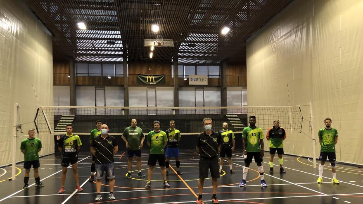 La plantilla del Balàfia Volei, ayer antes de iniciar la primera sesión de entrenamiento.