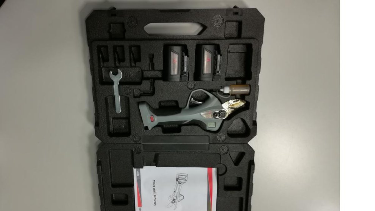 Fotografia de les eines recuperades pels Mossos d’Esquadra després de l’arrest.