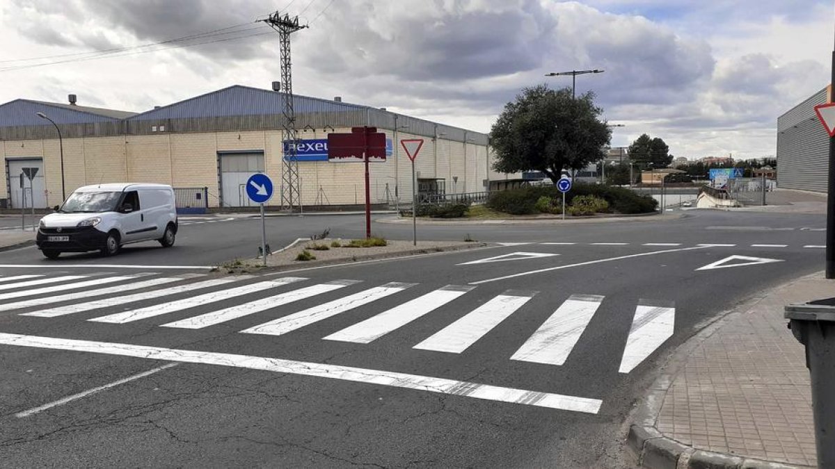 Un dels passos zebra repintats al polígon industrial.