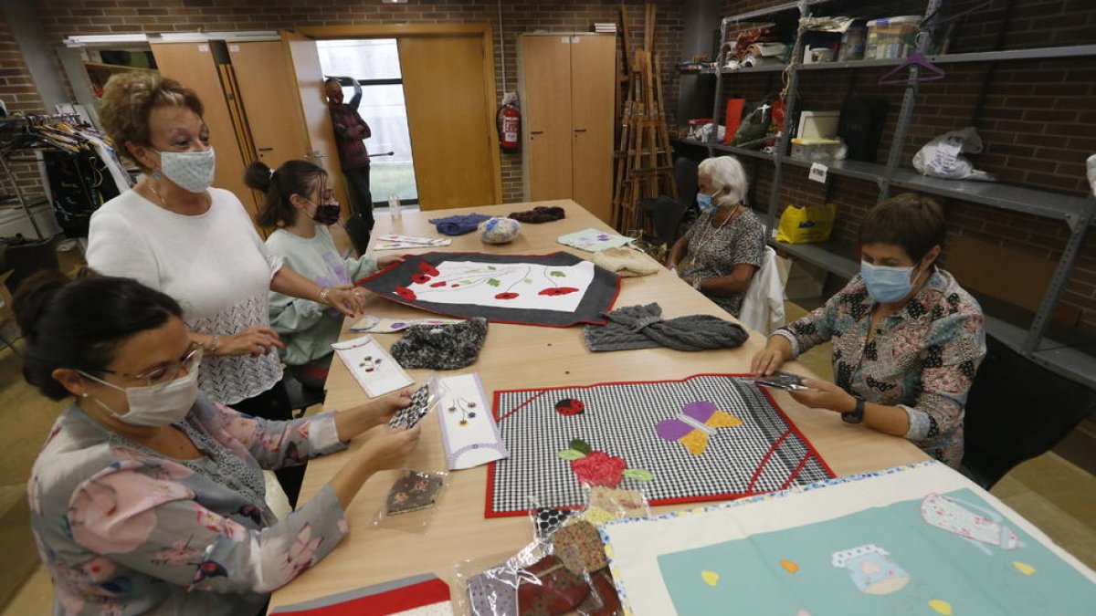 Les alumnes i la professora del taller de ganxet al centre cívic de Balàfia.