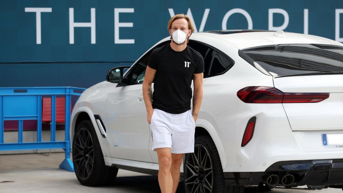 Ivan Rakitic pasó el test PCR con el Barça el domingo y el lunes la revisión médica con el Sevilla.