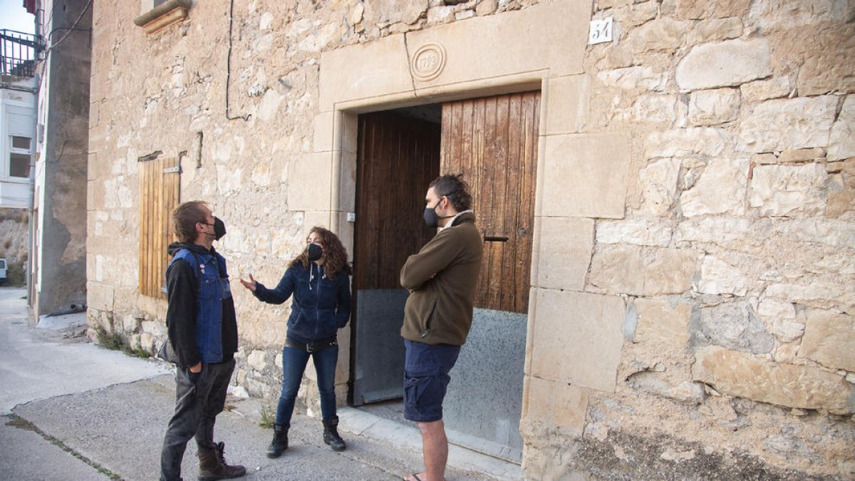 El conseller de Repoblament con la pareja instalada en Maldà.