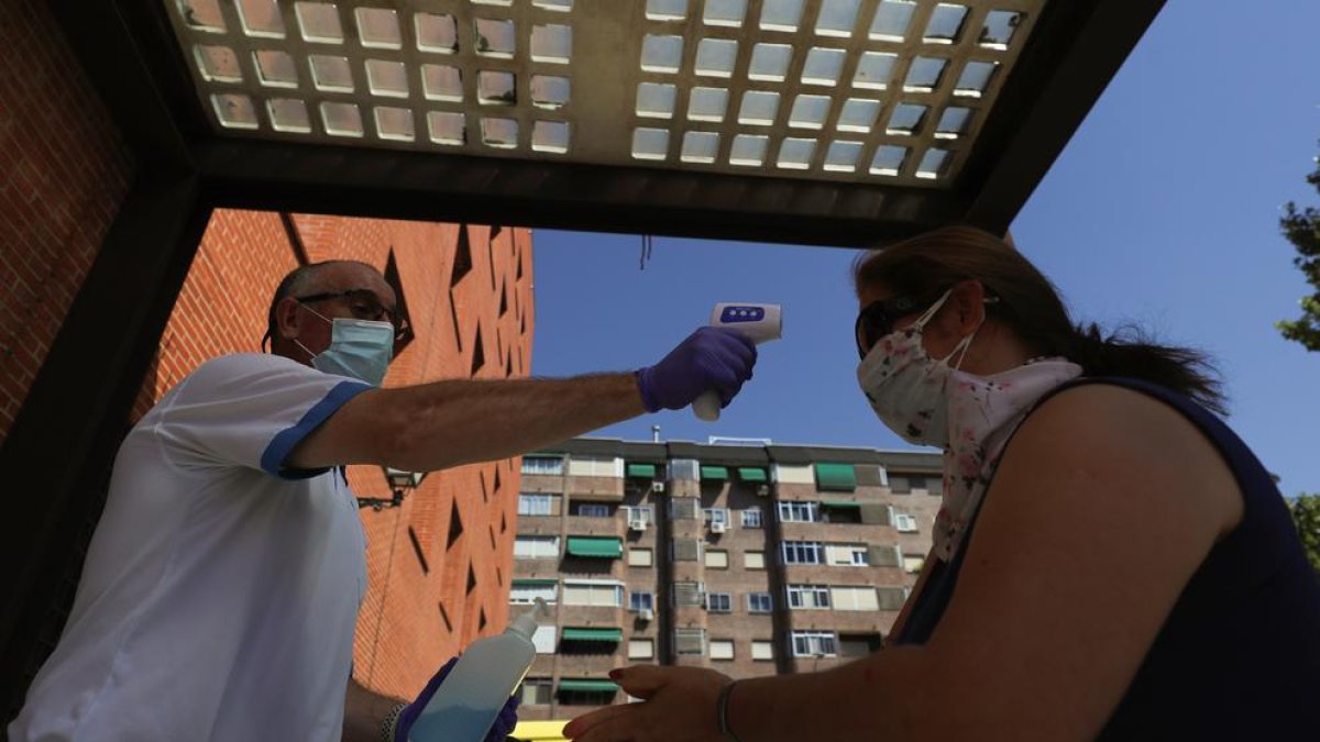 Control de temperatura en la puerta de un centro de atención primaria en Madrid.