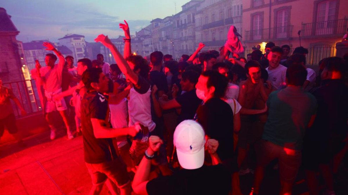 Un momento de la celebración masiva que tuvo lugar en Vitoria en la noche del martes.