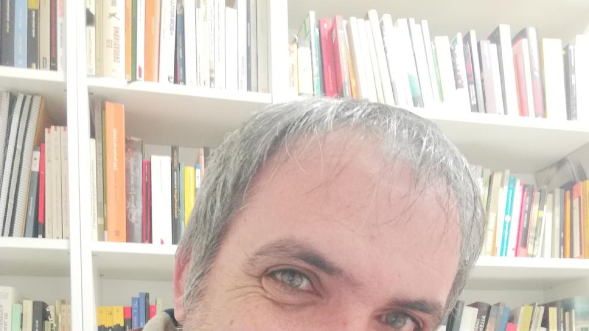 David Marín nació en Barcelona y reside en Vallfogona.