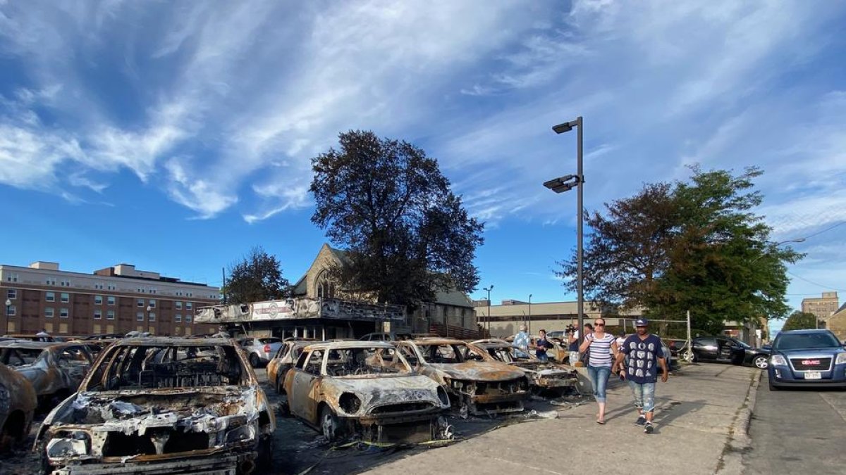 Coches quemados en Kenosha tras los disturbios antirracistas.
