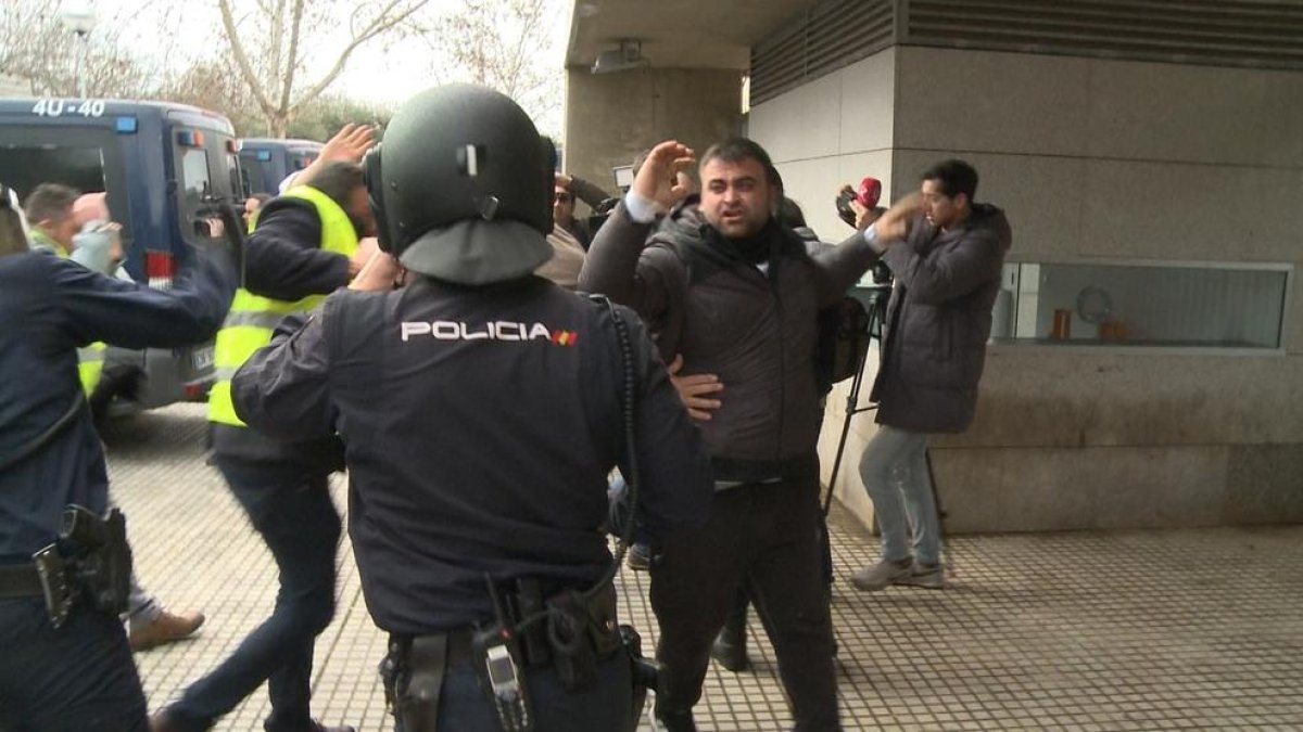 Les mobilitzacions dels agricultors a Don Benito van acabar amb càrregues policials.