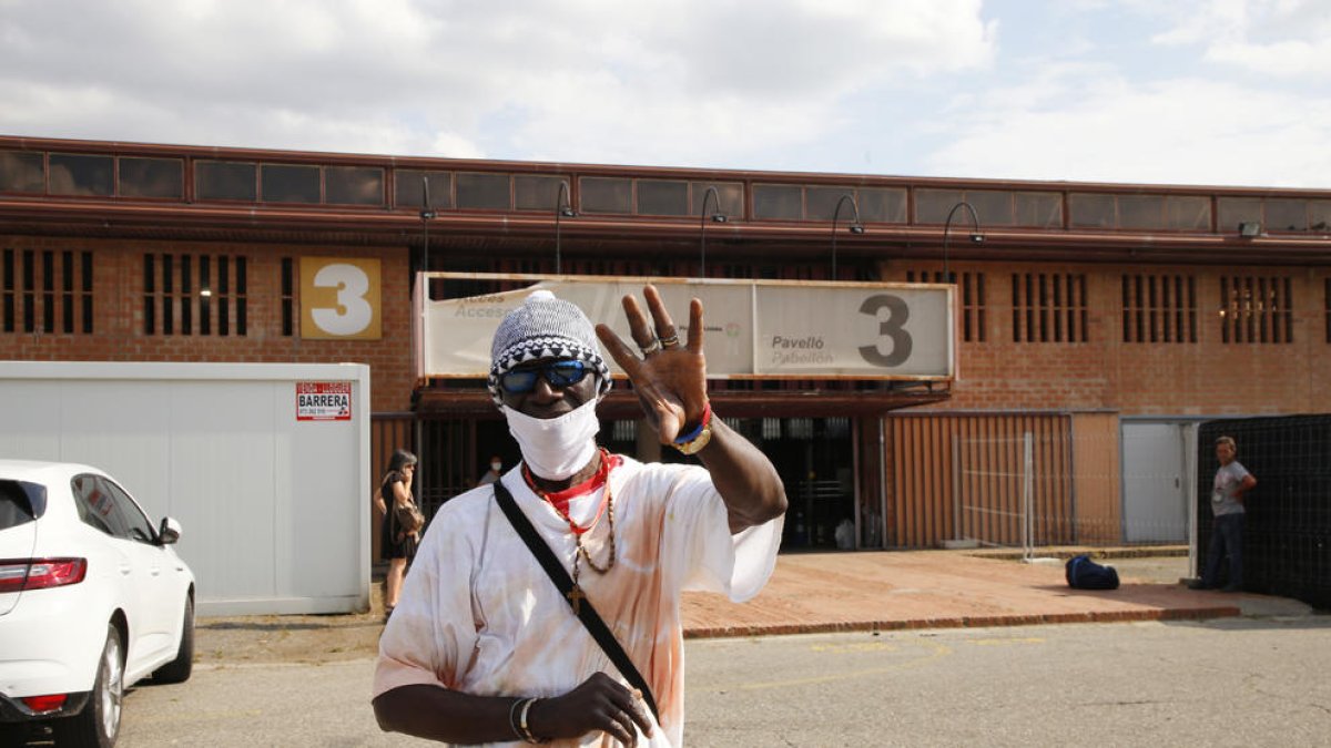 Les hamaques que la Paeria ha instal·lat perquè pernoctin els temporers al pavelló 3 de la Fira.