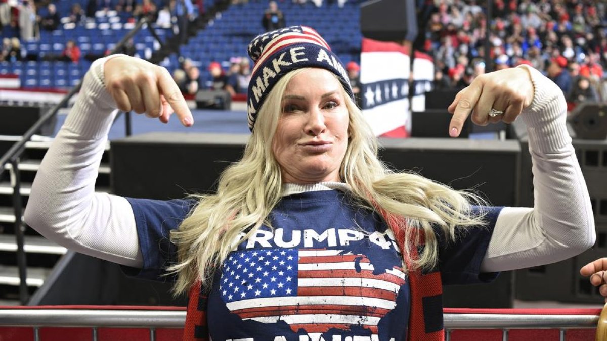 Una seguidora de Trump muestra su apoyo en un mitin del presidente en Des Moines (Iowa).