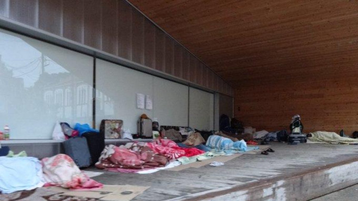 Imatge d’arxiu de desenes de persones dormint al ras al costat de la Casa de la Fusta del Barri Antic.