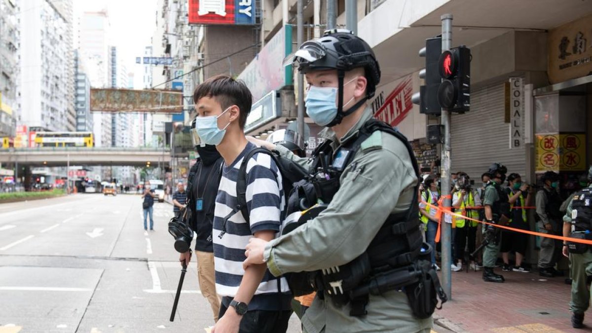 Agents hongkonguesos porten detingut un dels manifestants.