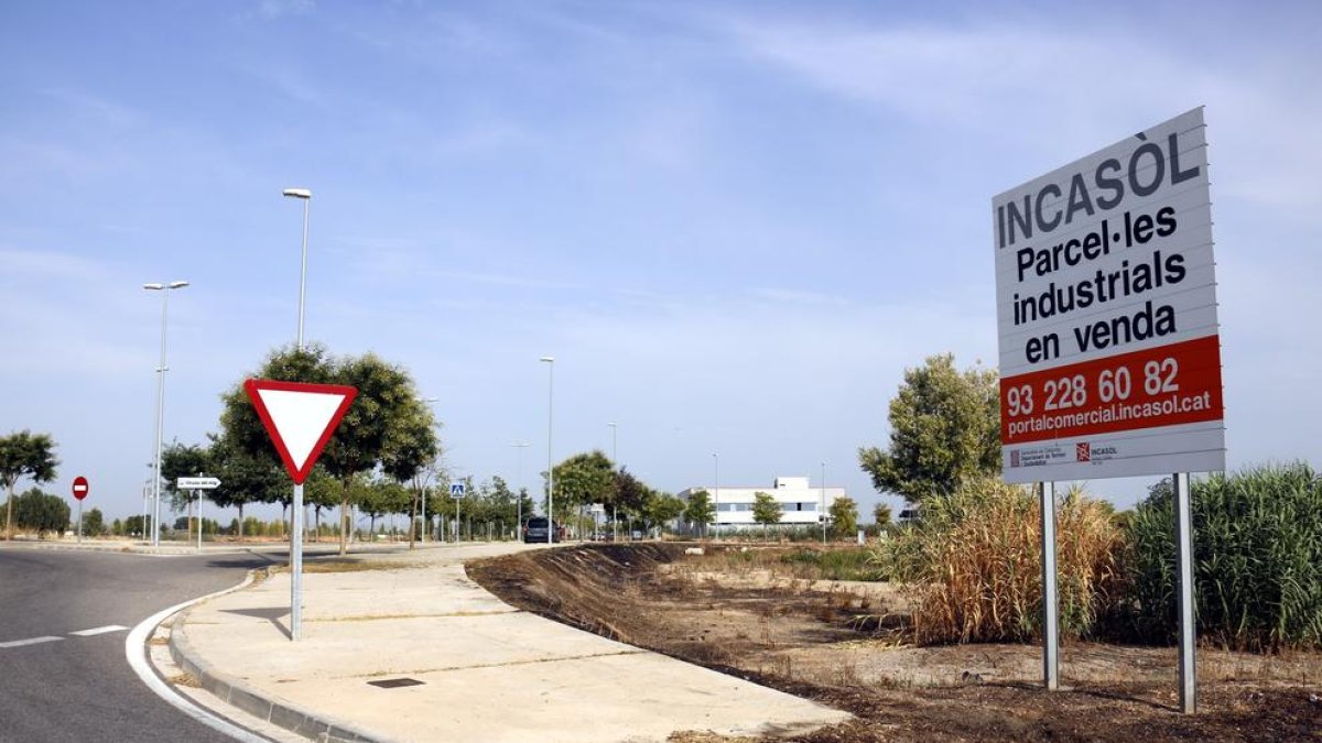 Imagen de archivo del cartel en que el Incasòl ofertaba parcelas.
