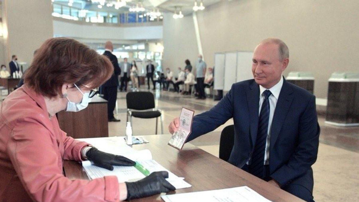 Vladímir Putin en el moment d’emetre el seu vot en el referèndum constitucional.