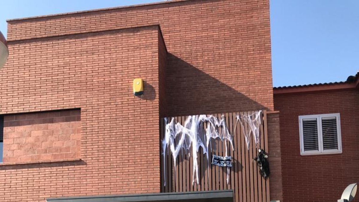 Una de las fachadas decoradas en Torre-serona en un concurso en el que los niños ejercieron de jurado. A la derecha, una parada de castañas.