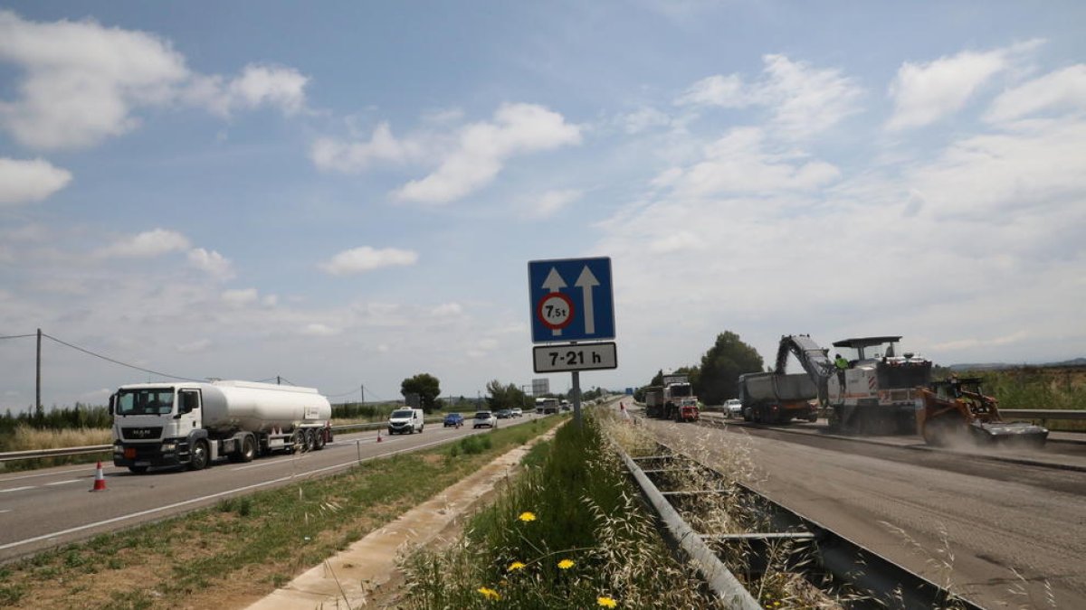 Los trabajos para renovar el firme provocan que una de las calzadas tenga que ser bidireccional.