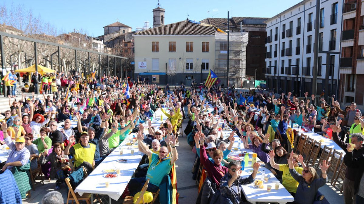 Movilización  -  Centenares de personas participaron en las marchas “por la libertad y contra la represión” que recorrieron ayer La Garrotxa. Desde Santa Pau, Hostalnou de Bianya, La Vall d’en Bas y Besalú, las cuatro columnas confluyeron  ...