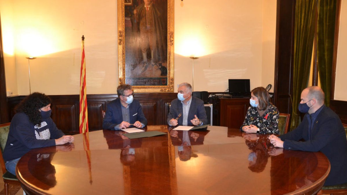 Joan Talarn y Albert Aliaga firmaron ayer el convenio correspondiente a la pasada temporada.
