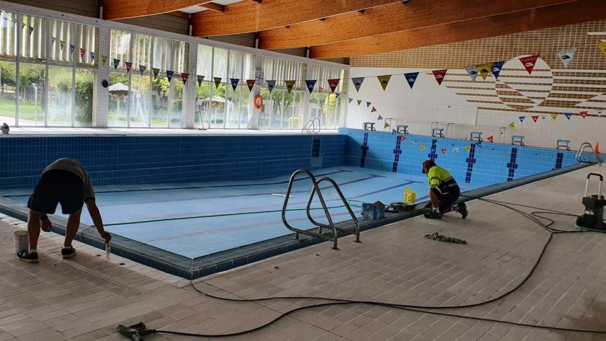 Tareas de limpieza de la Piscina Coberta.